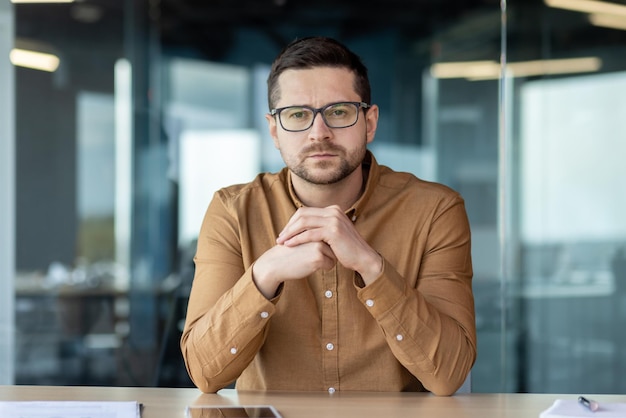 Retrato de un joven programador ingeniero arquitecto diseñador masculino creativo con confianza y seriedad