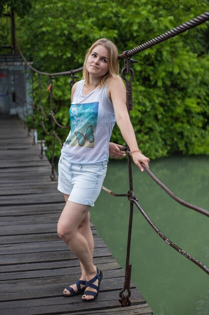 retrato de una joven en el puente