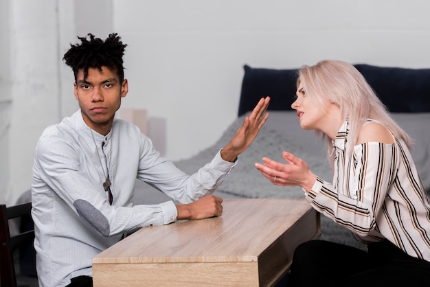 Retrato de un joven que ignora a su novia discutiendo con él