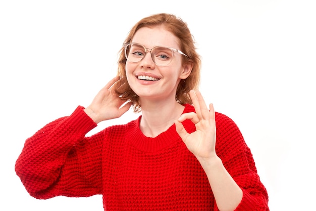 Retrato de una joven que muestra el signo OK con los dedos aislados en un fondo blanco Concepto aceptado para una carrera exitosa