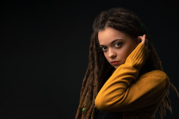 Retrato de una joven con rastas en negro