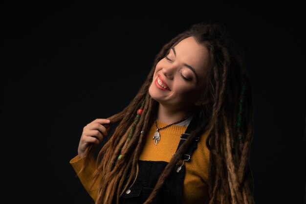 Retrato de una joven con rastas