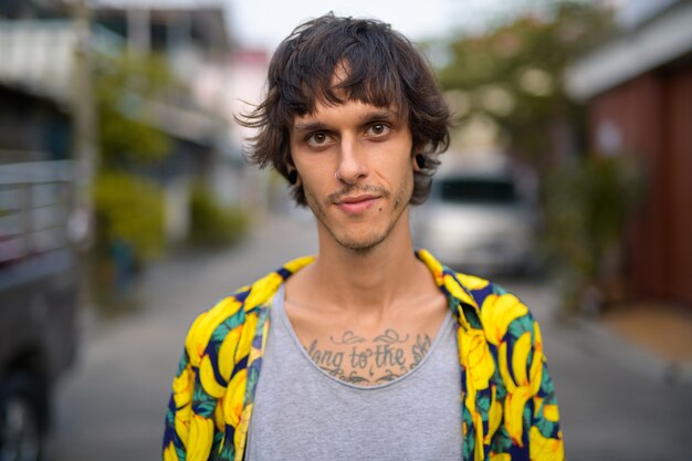 Retrato de joven rebelde en las calles al aire libre