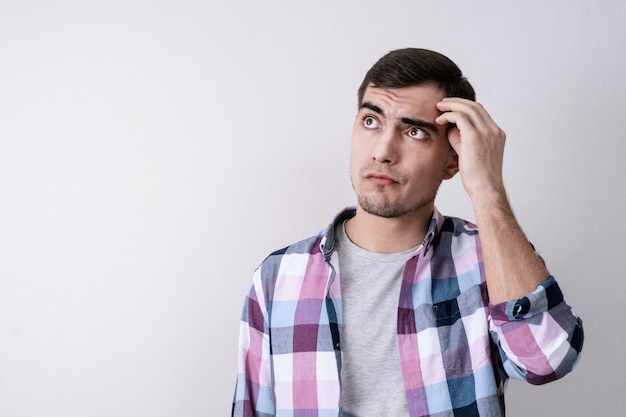 Foto retrato de un joven reflexivo