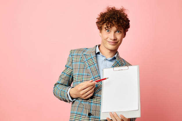 Retrato de un joven rizado en un traje de negocios copyspace documentos estilo de vida inalterado