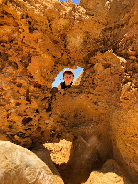 Foto retrato de un joven en la roca.