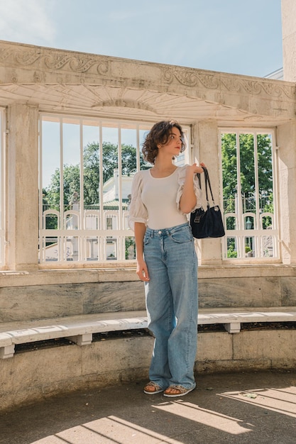 Retrato de una joven con ropa informal de verano de estilo europeo