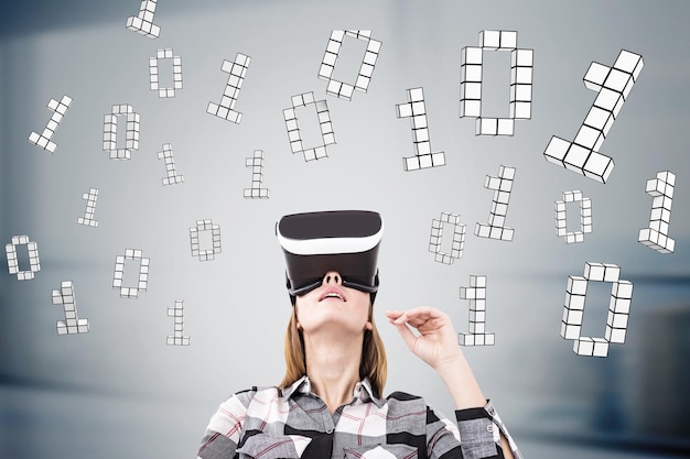 Retrato de una joven rubia con una camisa a cuadros y gafas de realidad virtual. Hay ceros y unos con líneas negras en el fondo. Bosquejo