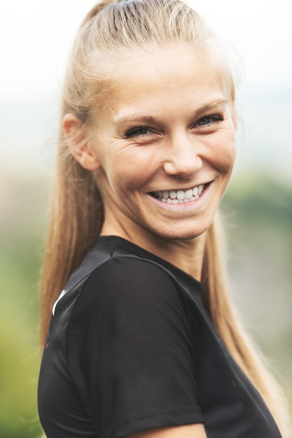 Retrato de una joven rubia deportiva