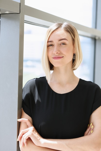 Retrato de joven rubia hermosa mujer de negocios