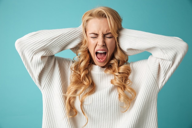 Retrato de una joven rubia loca en suéter