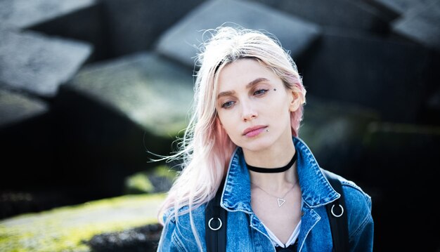 Retrato de joven rubia con ojos azules