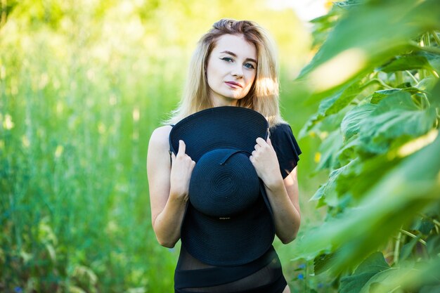 Retrato de una joven rubia posando al aire libre