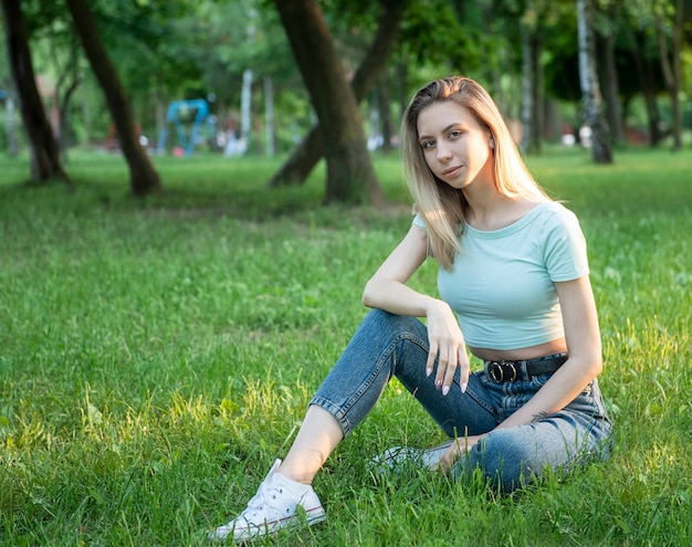 Retrato de una joven rubia tomada a la luz del atardecer