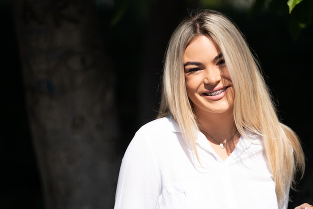 retrato, de, joven, rubio, mujer sonriente, con, llaves