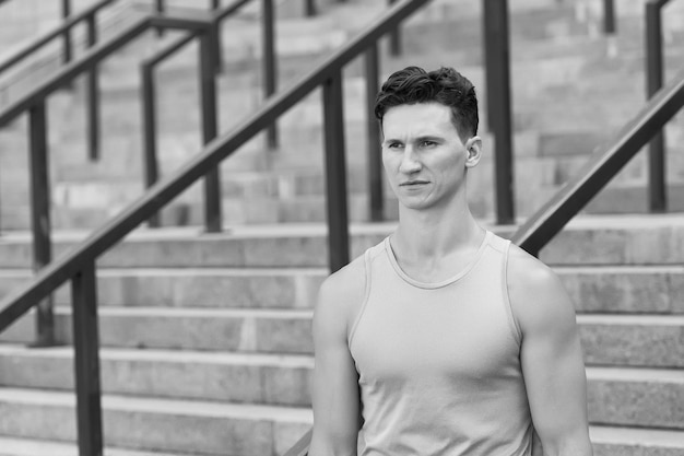 Retrato de un joven sano parado al aire libre Mantenerse en forma y saludable Mente y cuerpo en armonía listos para el entrenamiento matutino Hacer ejercicio al aire libre El deporte es el mejor pasatiempo de todos