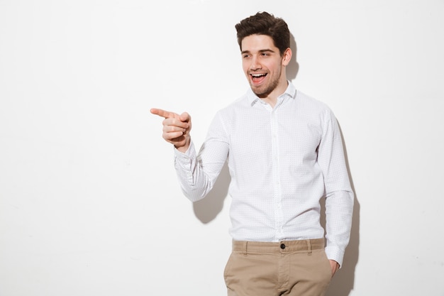 Retrato de un joven satisfecho vestido con camisa