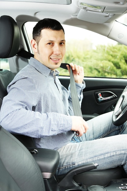 retrato, de, joven, sentado, en el coche