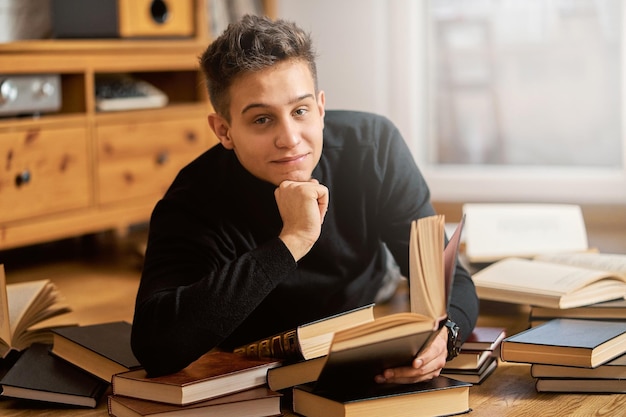 Retrato de un joven sentado en la mesa