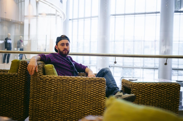 Retrato de un joven sentado en un sillón