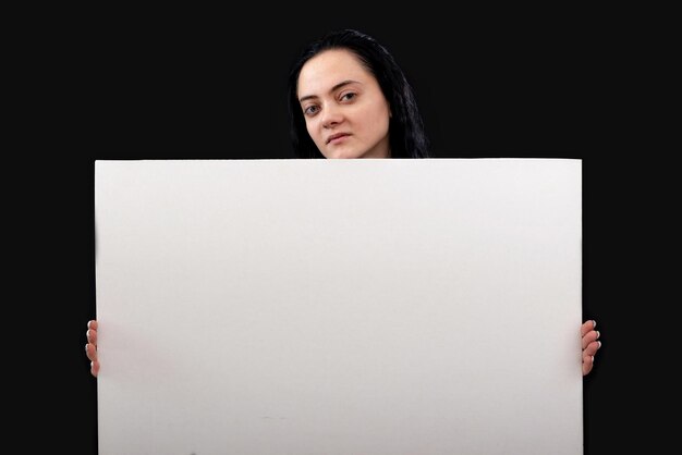 Foto retrato de una joven seria sobre un fondo negro