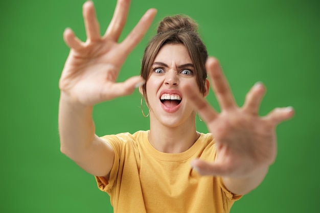 Foto retrato de una joven seria