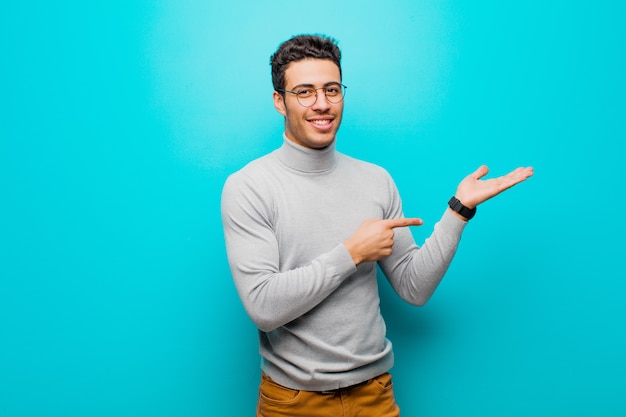 Retrato de un joven sobre un fondo azul