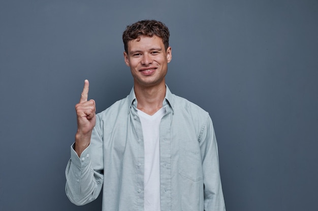 Retrato de un joven sobre un fondo gris