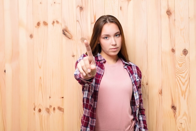 Retrato de una joven sobre fondo de madera