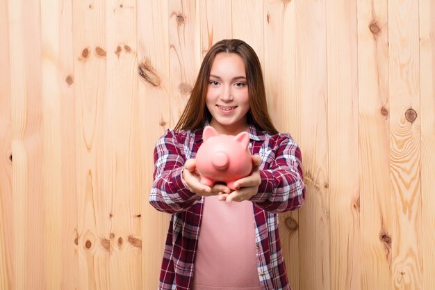 Retrato de una joven sobre fondo de madera