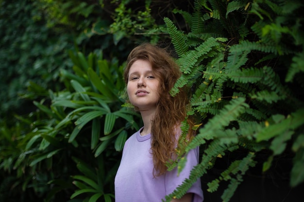 Retrato de una joven sobre un fondo natural verde mujer ecológica en un parque tropical o selva