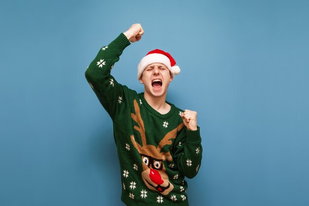 retrato, joven, con, sombrero de navidad