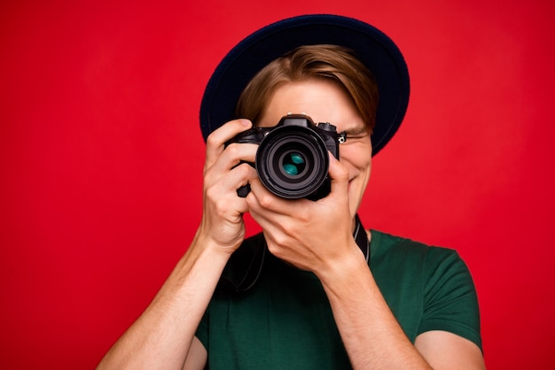 retrato, joven, con, sombrero, tenencia, cámara