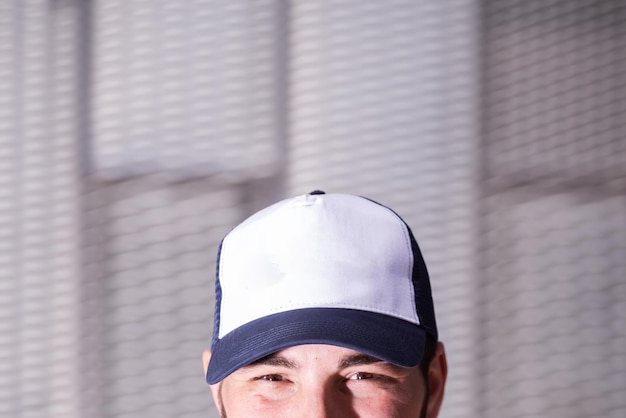 Foto retrato de un joven con sombrero