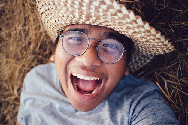 Foto retrato de un joven con sombrero