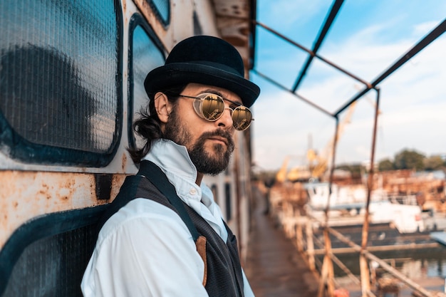 Foto retrato de un joven con sombrero