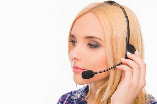 Retrato de joven sonriente agente de call center