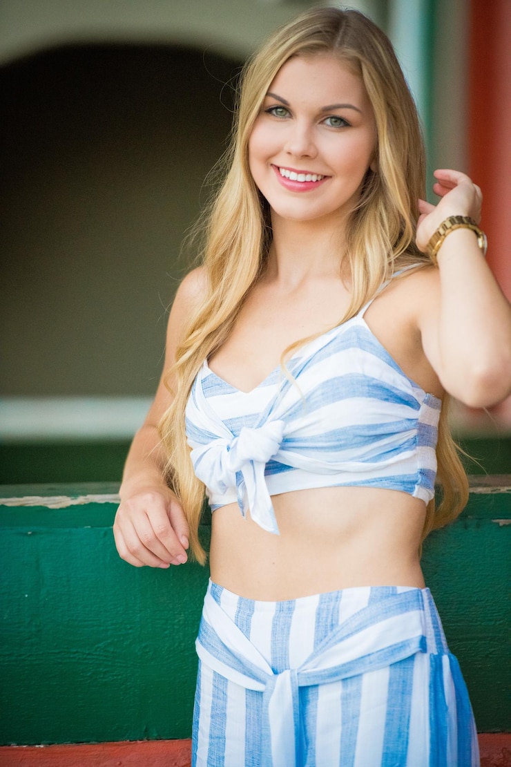 Foto retrato de una joven sonriente al aire libre
