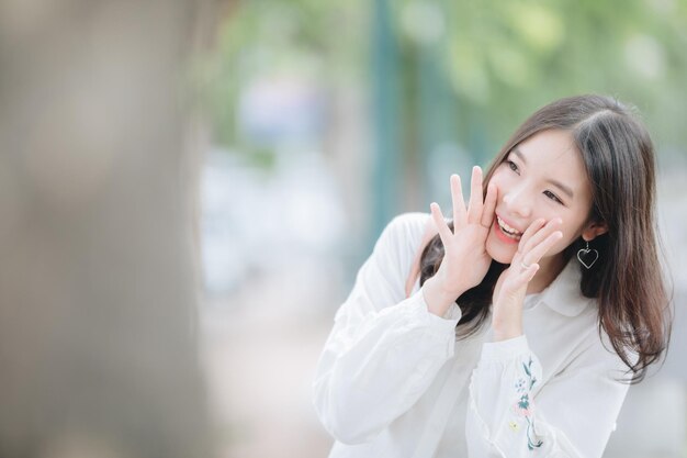 Retrato de una joven sonriente al aire libre