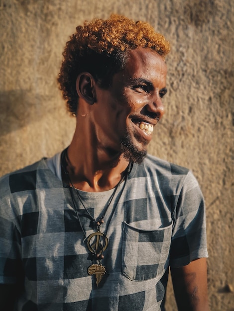 Foto retrato de un joven sonriente al aire libre