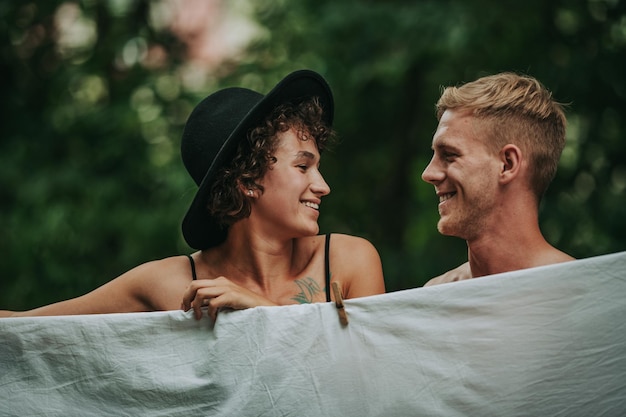 Retrato de un joven sonriente al aire libre