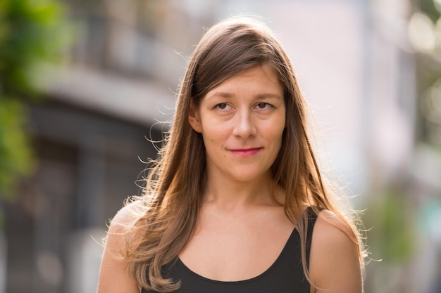 Retrato de una joven sonriente al aire libre