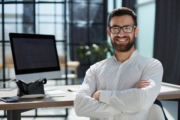 retrato, de, joven, sonriente, alegre, hombre de negocios, en, oficina, mirar