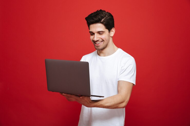 Foto retrato de un joven sonriente en camiseta blanca usando