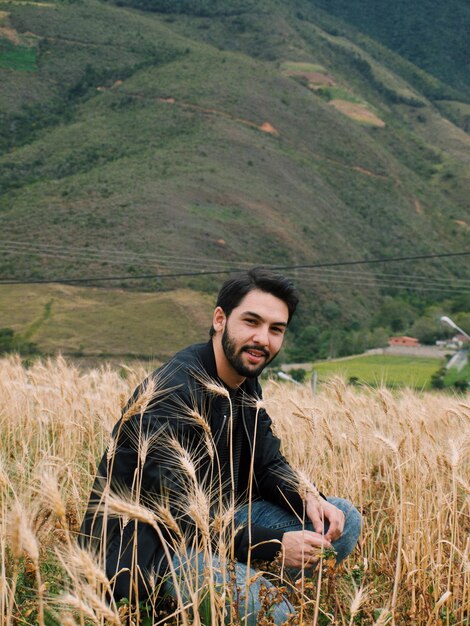 Foto retrato de un joven sonriente en el campo