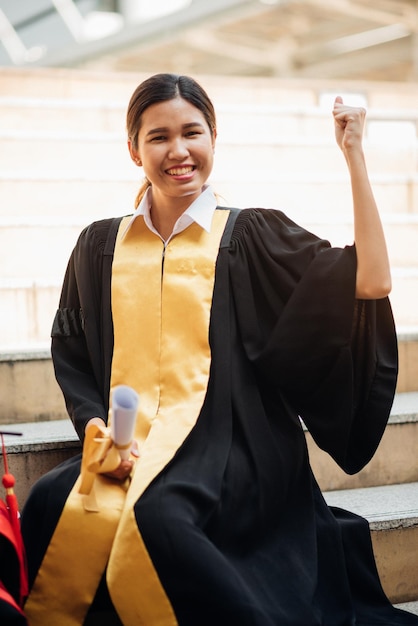 Foto retrato de una joven sonriente celebrando el éxito