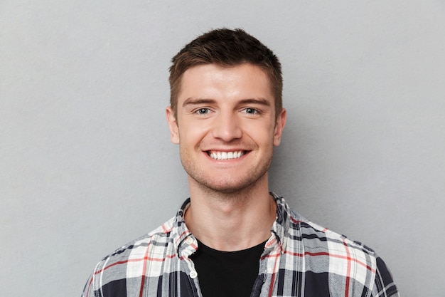 Retrato de un joven sonriente de cerca