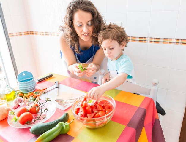 Foto retrato de una joven sonriente con comida en casa