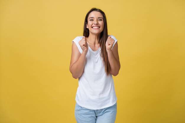 Foto retrato de una joven sonriente contra un fondo amarillo