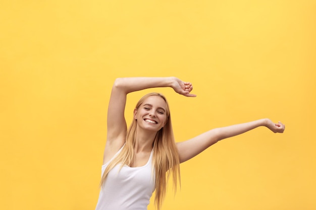 Foto retrato de una joven sonriente contra un fondo amarillo